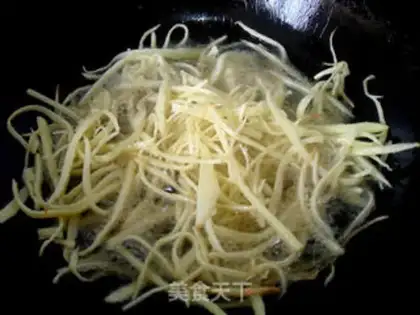 Make Spicy stir-fried crispy shredded potatoes step 8