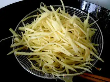 Make Spicy stir-fried crispy shredded potatoes step 9