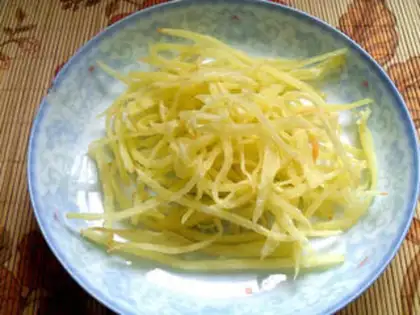 Make Spicy stir-fried crispy shredded potatoes step 10