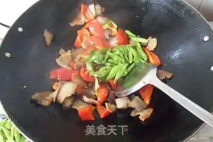 Make Fried bacon with red pepper and green beans step 6