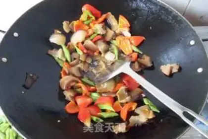 Make Fried bacon with red pepper and green beans step 7