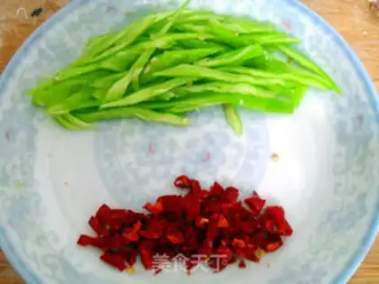 Make Spicy stir-fried crispy shredded potatoes step 12