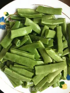 Make stir-fried shredded pork with green beans step 0
