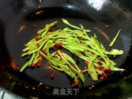 Make Spicy stir-fried crispy shredded potatoes step 14