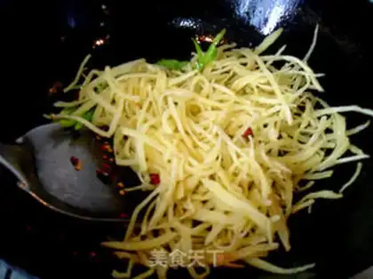 Make Spicy stir-fried crispy shredded potatoes step 15