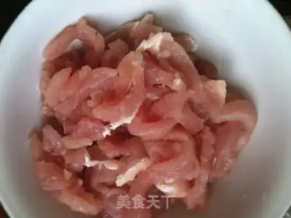 Make stir-fried shredded pork with green beans step 2