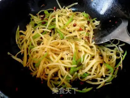 Make Spicy stir-fried crispy shredded potatoes step 16