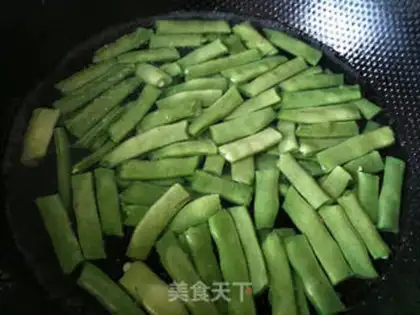 Make stir-fried shredded pork with green beans step 4