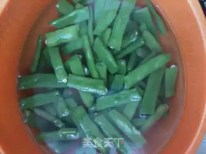 Make stir-fried shredded pork with green beans step 5