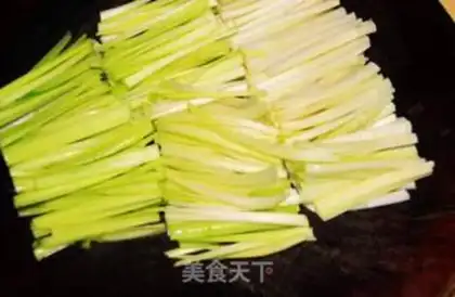 Make stir-fried shredded pork with leek step 1