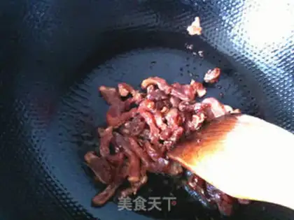 Make stir-fried shredded pork with green beans step 7