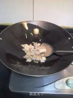 Make stir-fried pork belly with fragrant dried pork step 4