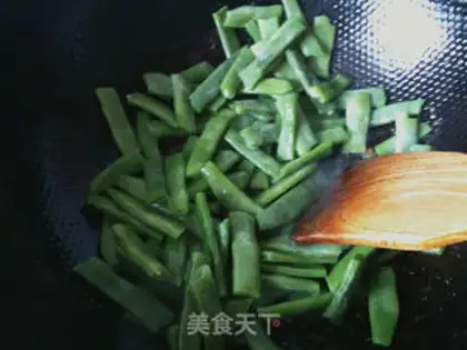 Make stir-fried shredded pork with green beans step 8
