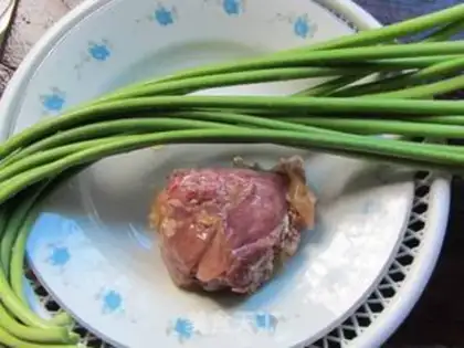 Make stir-fried beef with garlic sprouts step 0