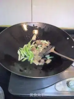 Make stir-fried pork belly with fragrant dried pork step 5