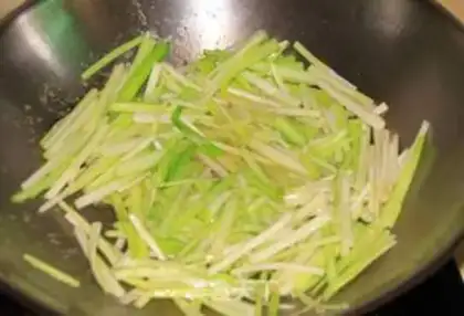 Make stir-fried shredded pork with leek step 4