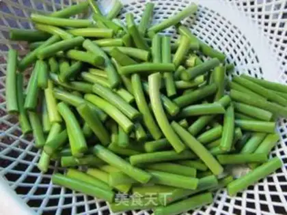 Make stir-fried beef with garlic sprouts step 1