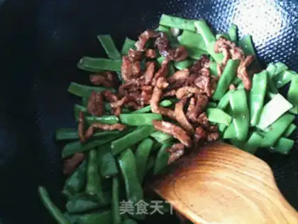 Make stir-fried shredded pork with green beans step 9