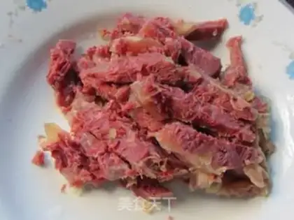 Make stir-fried beef with garlic sprouts step 2