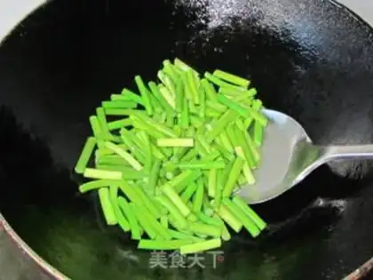 Make stir-fried beef with garlic sprouts step 4