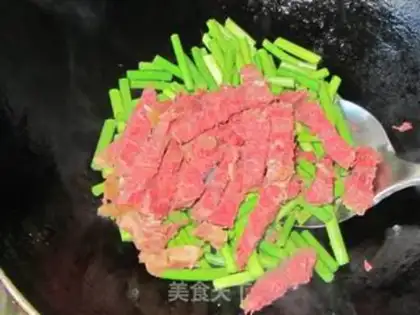 Make stir-fried beef with garlic sprouts step 5