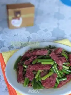 Make stir-fried beef with garlic sprouts step 7