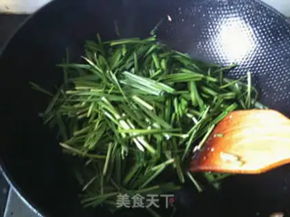 Make chives scrambled eggs step 4