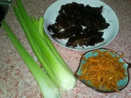 Make stir-fried celery and fungus with Cordyceps flowers step 0