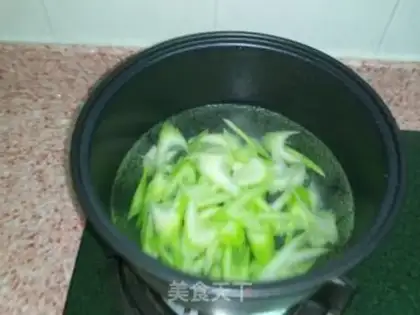 Make stir-fried celery and fungus with Cordyceps flowers step 1