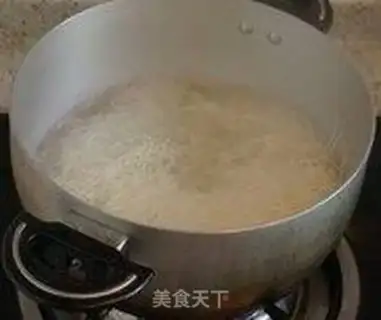 Make Table-top fried rice noodles step 4