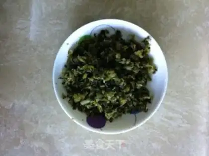 Make stir-fried pickles with vermicelli skin step 1