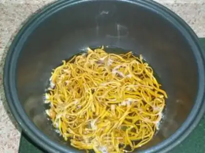 Make stir-fried celery and fungus with Cordyceps flowers step 2
