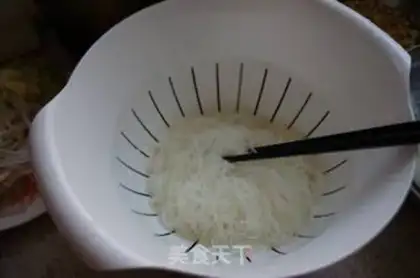 Make Table-top fried rice noodles step 5