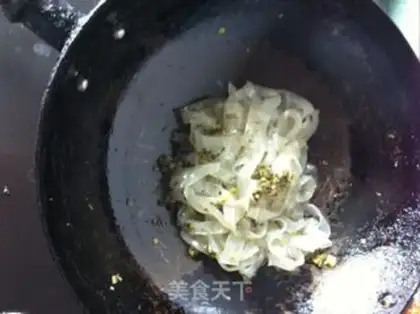 Make stir-fried pickles with vermicelli skin step 2