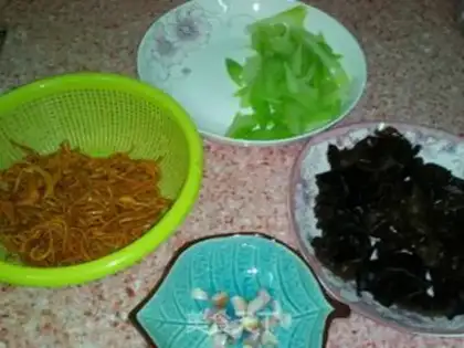 Make stir-fried celery and fungus with Cordyceps flowers step 3