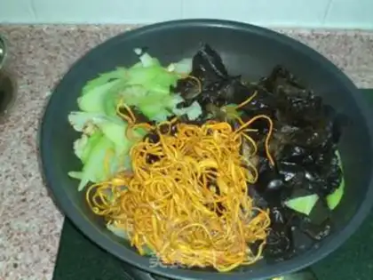Make stir-fried celery and fungus with Cordyceps flowers step 4