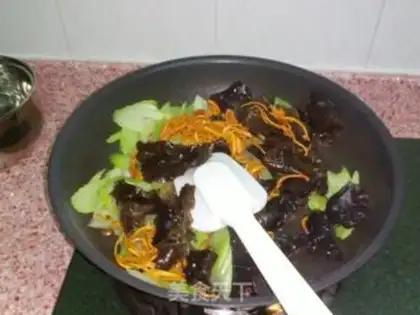 Make stir-fried celery and fungus with Cordyceps flowers step 5