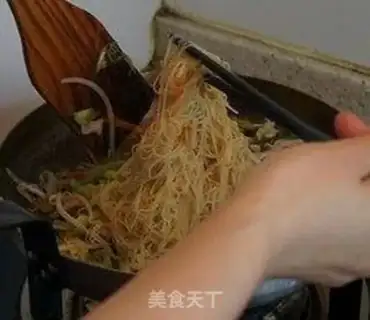 Make Table-top fried rice noodles step 8
