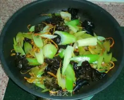 Make stir-fried celery and fungus with Cordyceps flowers step 6