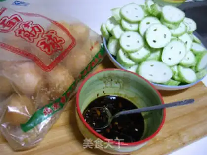 Make Stewed gluten with loofah step 1