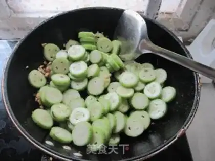 Make Garlic towel gourd step 2
