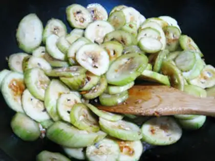 Make Stewed gluten with loofah step 3