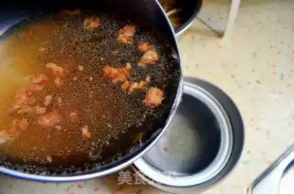 Make Onion mixed with fungus step 0