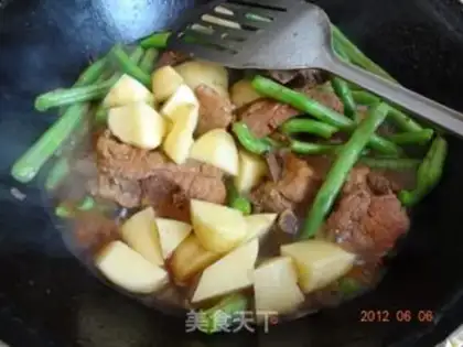 Make Stewed potatoes with ribs and kidney beans step 5