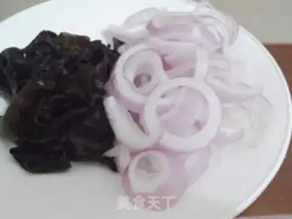 Make Onion mixed with fungus step 1