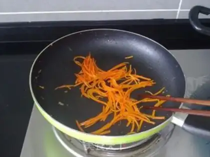 Make fried rice noodles step 2