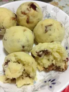 Make Crispy red date ball step 12