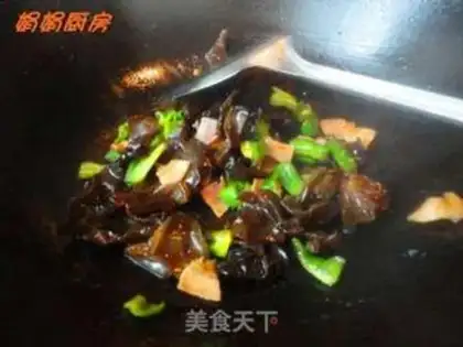 Make stir-fried macaroni with ham and fungus step 6