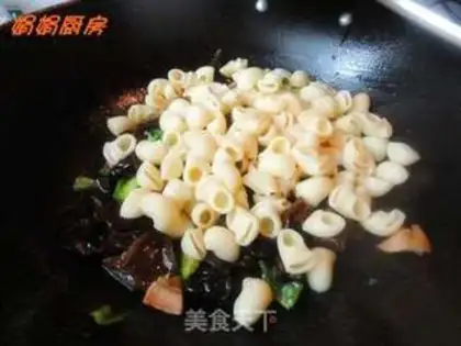Make stir-fried macaroni with ham and fungus step 7