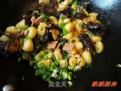 Make stir-fried macaroni with ham and fungus step 8
